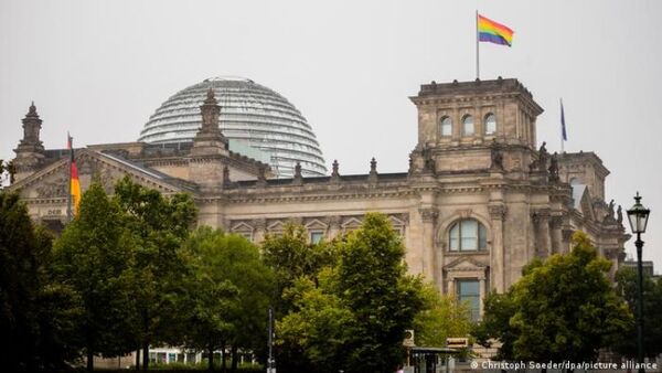 El Parlamento alemán iza por primera vez la bandera de la diversidad