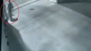 Video muestra que guardia disparó a joven por intentar orinar en vereda