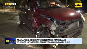 Vehículos llevaron por delante dos columnas de ANDE - ABC Noticias - ABC Color