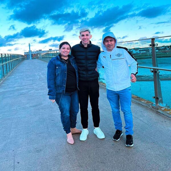Julio Enciso recibió feliz la visita de sus padres en Inglaterra - Gente - ABC Color
