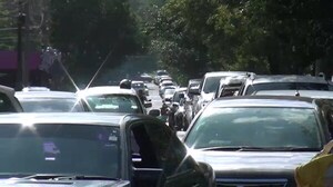 Cada vez más larga la fila de vehículos para el puente San Roque González de Santa Cruz.
