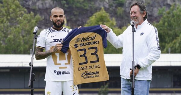 El brasileño Dani Alves ya viste la camiseta del Pumas de México