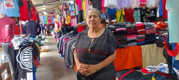 Trabajadora cumple 75 años de vida, de los cuales 58 la pasó en el mercado » San Lorenzo PY