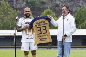 Crónica / Dani Alves fue presentado como nuevo jugador de Pumas