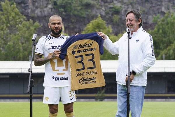 Crónica / Dani Alves fue presentado como nuevo jugador de Pumas