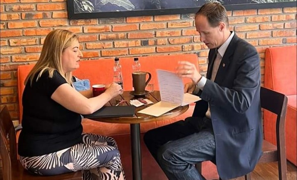 Quiñonez y alto funcionario de EEUU coordinan visita de representantes del FBI y la DEA - ADN Digital