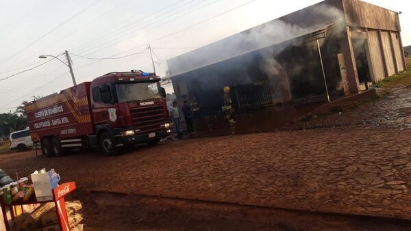 Incendio consume dos locales comerciales en Alto Paraná