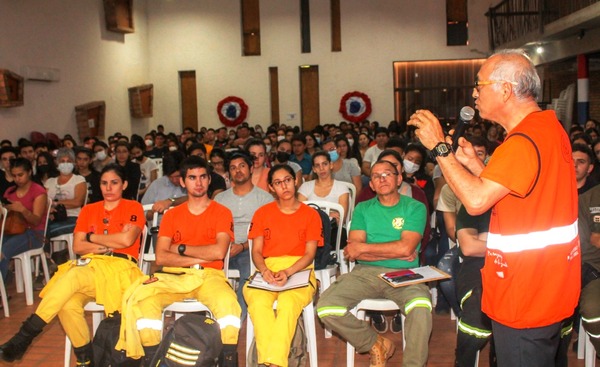 Capacitan a más de mil jóvenes en Central para prevenir incendios •
