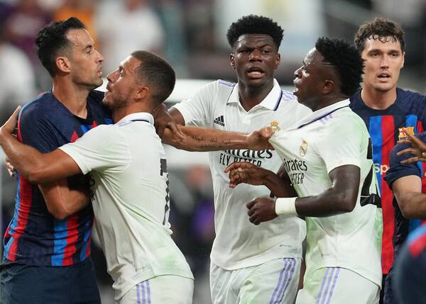Crónica / [VIDEO] El amistoso Real Madrid-Barcelona terminó en moquete