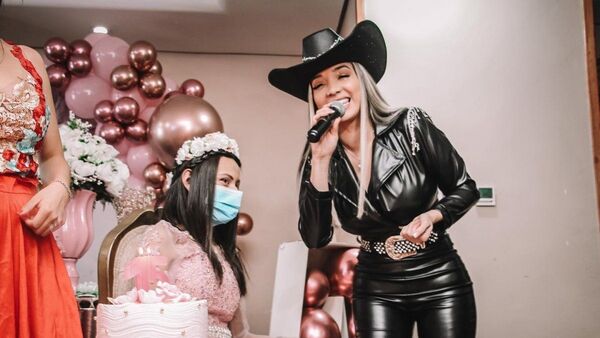 Marilina cantó en la fiesta de 15 años de Andrea
