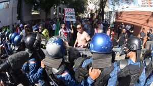 Incidentes entre manifestantes a favor del juicio político y la Policía