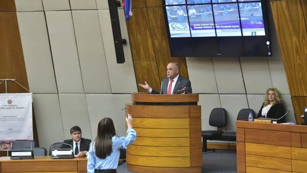 Abucheos, burlas e insultos en debate sobre juicio político a Quiñónez