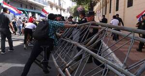 La Nación / Manifestantes forzaron la valla y avanzaron hacia la Cámara de Diputados