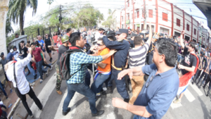 Manifestantes se enfrentan otra vez a policías frente al Congreso