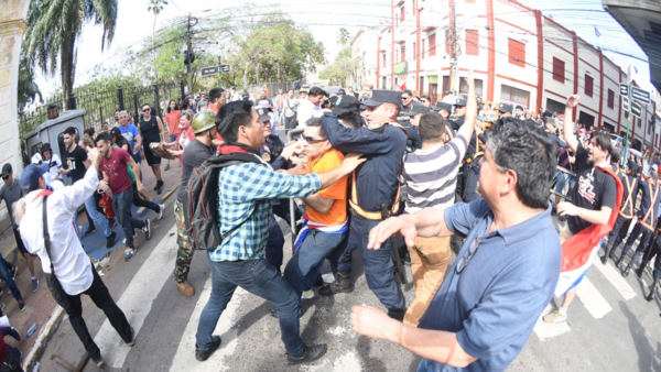 Manifestantes se enfrentan otra vez a policías frente al Congreso