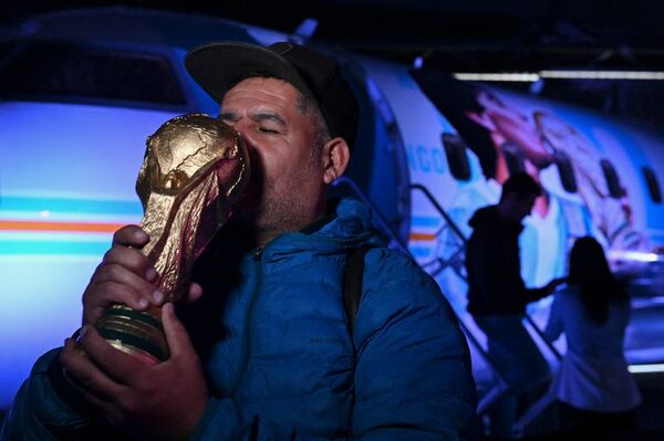 El ‘Barrilete Cósmico’ Maradona irá al espacio con mensajes de hinchas - Tecnología - ABC Color