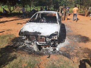 Quemaron un auto y realizaron disparos porque fueron expulsados de una fiesta - Policiales - ABC Color
