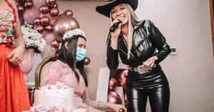La Nación / Emotiva serenata de Marilina en la fiesta de 15 años de Andrea