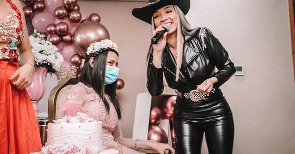 La Nación / Emotiva serenata de Marilina en la fiesta de 15 años de Andrea