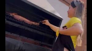Crónica / Cuerona muestra "carne de primera" cuando prepara el asadacho