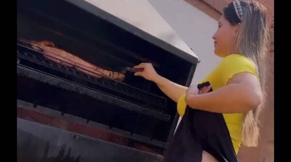 Crónica / Cuerona muestra "carne de primera" cuando prepara el asadacho