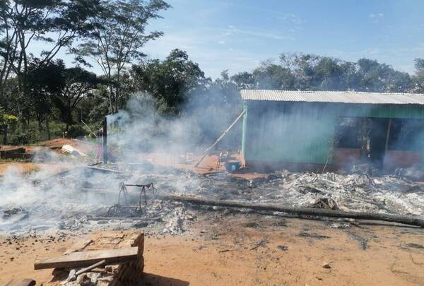 Crónica / Cacique poco “alegre” se pichó porque perdió y quemó todo