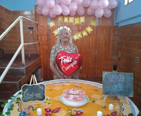 Jóvenes festejan día del abuelo y los 92 años de una abuela en Carapeguá - Nacionales - ABC Color