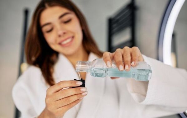 ¿Sabías que usar enjuague bucal mejora la salud dental?