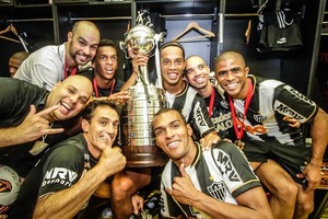 Diario HOY | Ronaldinho conmemora 9 años de la Libertadores que le ganó a Olimpia 