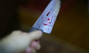 ¡De terror! Hombre intenta acuchillar a su pareja, pero ella fue más rápida y lo hirió primero