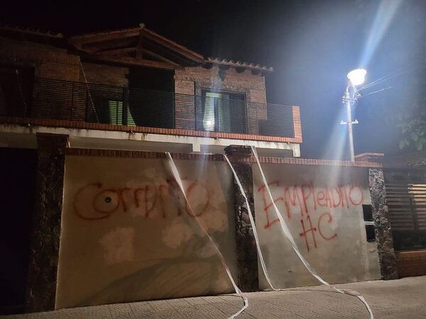 “Corrupto” y “Empleadito de HC”: así escrachan a Enrique Mineur - Política - ABC Color