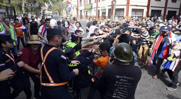 Expulsar a la mafia de la Fiscalía fue el reclamo de la ciudadanía indignada - Política - ABC Color