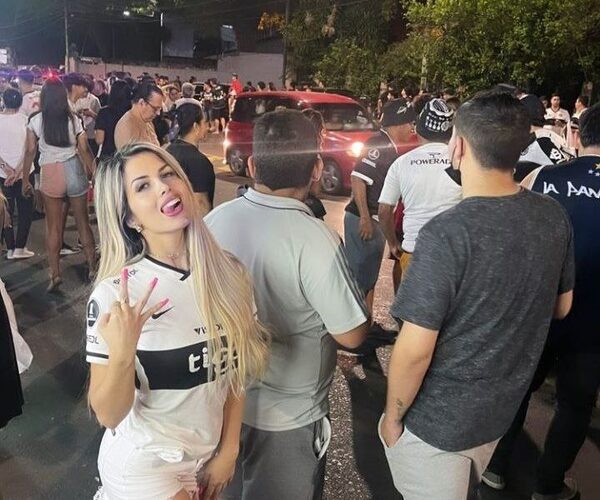 Madrina oficial de Olimpia festejó aniversario con la barra brava