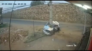 BRUTAL CHOQUE CONTRA UNA COLUMNA QUEDÓ REGISTRADO EN LAS CÁMARAS DE SEGURIDAD