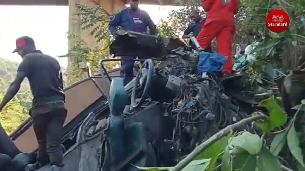 Más de 30 muertos al caer un micro desde un puente en Kenia - .::Agencia IP::.