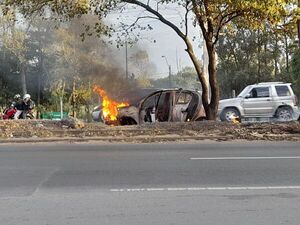 Automóvil se incendia sobre autopista Ñu Guasu - Nacionales - ABC Color