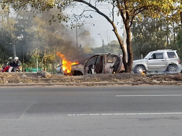 Automóvil se incendia sobre autopista Ñu Guasu - Nacionales - ABC Color