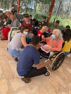 Diario HOY | Congregación Kkottongnae agasajó a abuelitos abandonados