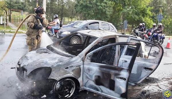 Fue a buscar a su amigo en el aeropuerto y a la salida se incendió el auto •