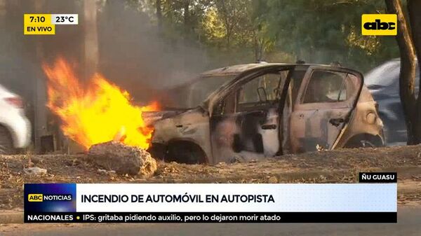 Incendio de automóvil frente al Parque Ñu Guasu.  - ABC Noticias - ABC Color