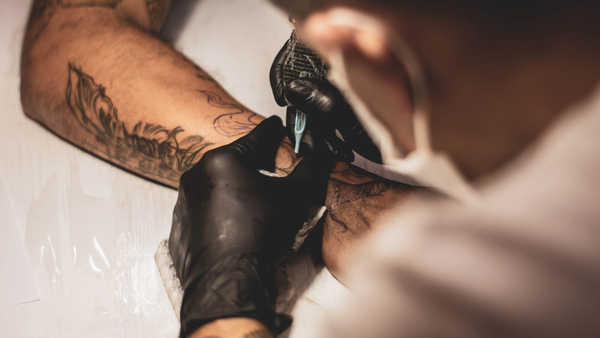 Diario HOY | Detectan brote de casos de viruela del mono relacionado con un centro de tatuajes en España
