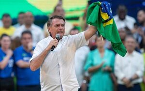 Bolsonaro quiere reelección y ataca a Lula