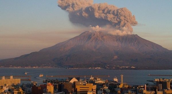 ALERTA MAXIMA EN JAPON POR ERUPCION DEL VOLCAN SAKURAJIMA | 1000 Noticias
