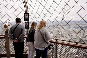La caída del euro frente al dólar alegra a los turistas estadounidenses en París - Viajes - ABC Color