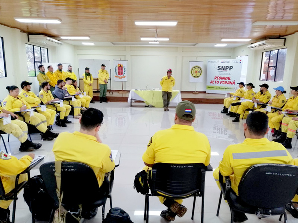 Bomberos se capacitan para enfrentar incendios forestales - La Clave