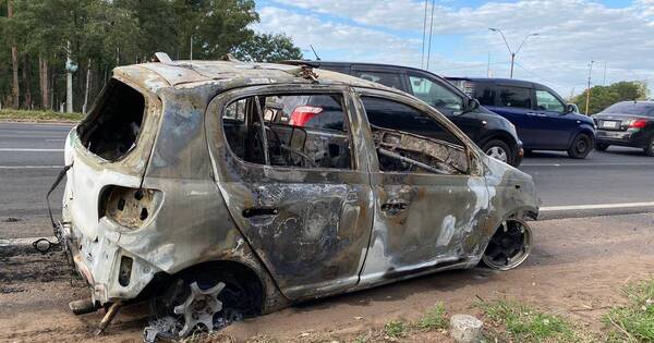 La Nación / Auto ardió en llamas en zona del parque Ñu Guasu en plena hora pico