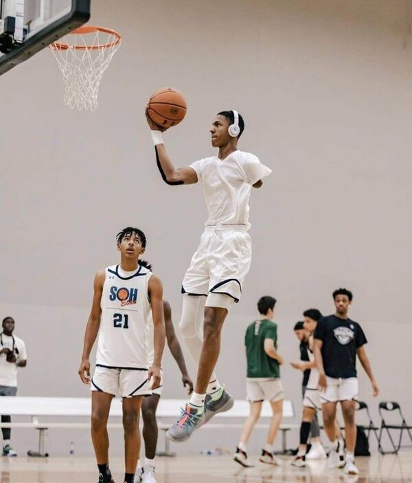 Tiene un solo brazo y fue elegido para jugar basket universitario en Estados Unidos