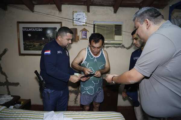 Detienen a un hombre que se hacía pasar por gestor para estafar a vendedora de yuyos | 1000 Noticias