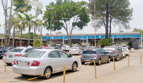 En Puerto Yguazú esperan aumento de personal de migraciones y disminuir fila - La Clave