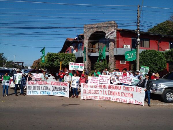 Federación Nacional Campesina repudia a las fiscalas Lilian Ruiz y Sandra Quiñónez - Política - ABC Color